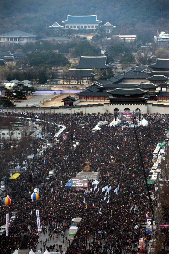 3일 오후 박근혜 대통령의 하야를 요구하는 제6차 민중총궐기 대회가 서울 광화문 일대에서 열리고 있다.   /사진공동취재단