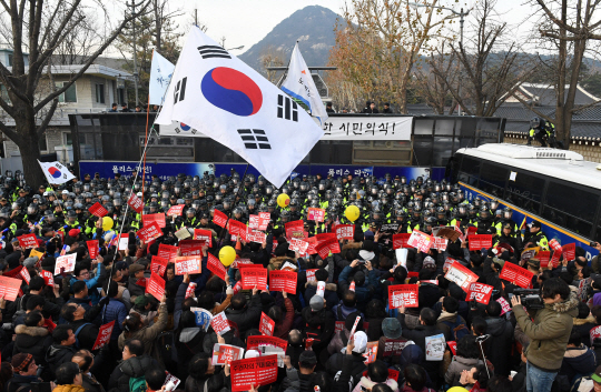 3일 오후 시민들이 청와대 바로 앞인 분수대까지 행진하며 박근혜 대통령 퇴진을 요구하고 있다./송은석기자songthomas@sedaily.com