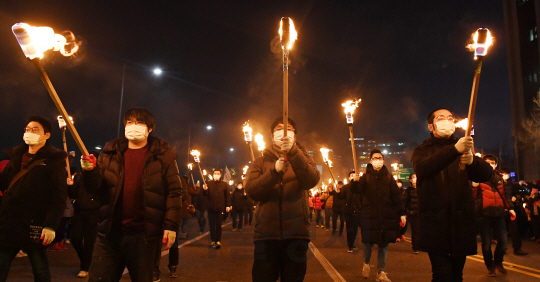 6차 촛불집회가 열린 3일 오후 횃불을 든 시민들이 서울 광화문 광장에서 청와대 방면으로 행진하고 있다./송은석기자songthomas@sedaily.com