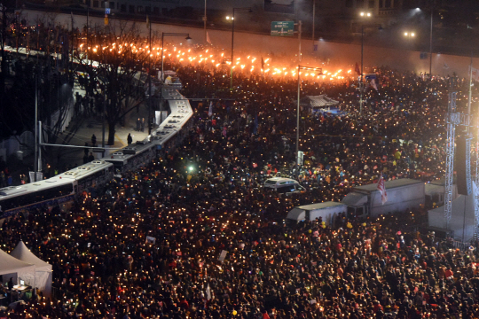 3일 저녁 서울 광화문광장에서 열린 박근혜 대통령 퇴진을 요구하는 6차 주말 촛불집회에 횃불을 든 참가자들이 청와대 방향으로 행진을 하고 있다./사진공동취재단