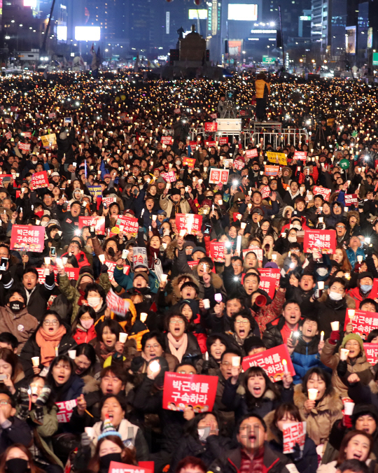 박근혜 대통령 퇴진 촉구 6차 촛불집회가 열린 3일 오후 서울 광화문광장에서 시민들이 촛불파도타기를 하고 있다./송은석기자songthomas@sedaily.com