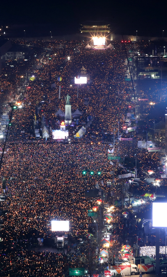 3일 오후 서울 광화문광장에서 열린 박근혜 대통령 퇴진을 요구하는 6차 주말 촛불집회에 참가한 시민들이 촛불을 밝히며 구호를 외치고 있다./사진공동취재단