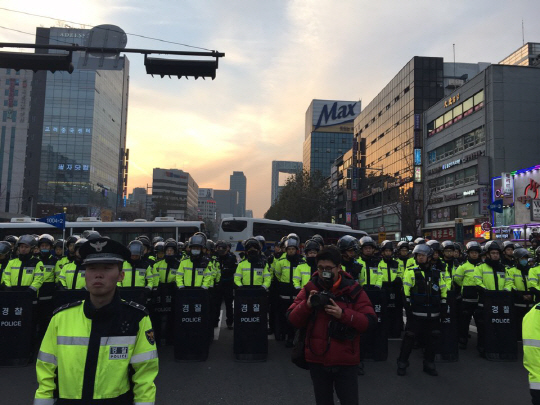 종로3가에서 광화문 방향으로 접근을 차단한 경찰./이종호기자