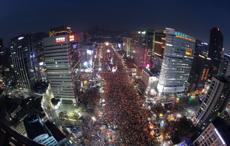 3일  박근혜 대통령의 하야를 요구하는 제6차 촛불집회가 서울 광화문 일대에서 열리고 있다. /사진공동취재단
