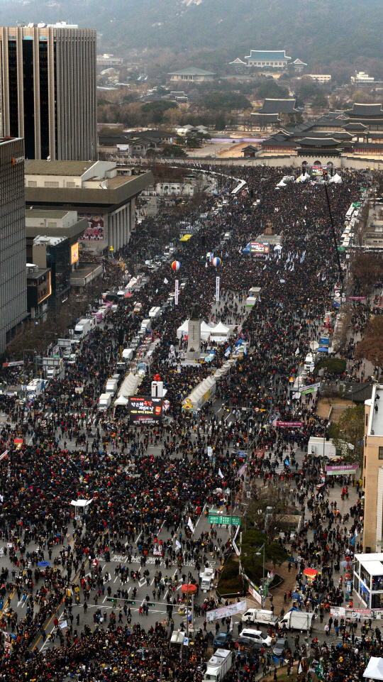3일 오후 박근혜 대통령의 하야를 요구하는 제6차 민중총궐기 대회가 서울 광화문 일대에서 열리고 있다. 주최측은 참여인원이 50만명(추산)이라고 밝혔다./사진공동취재단
