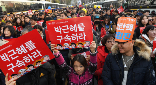 3일 오후 시민들이 청와대 바로 앞인 분수대까지 행진하며 박근혜 대통령 퇴진을 요구하고 있다./송은석기자songthomas@sedaily.com