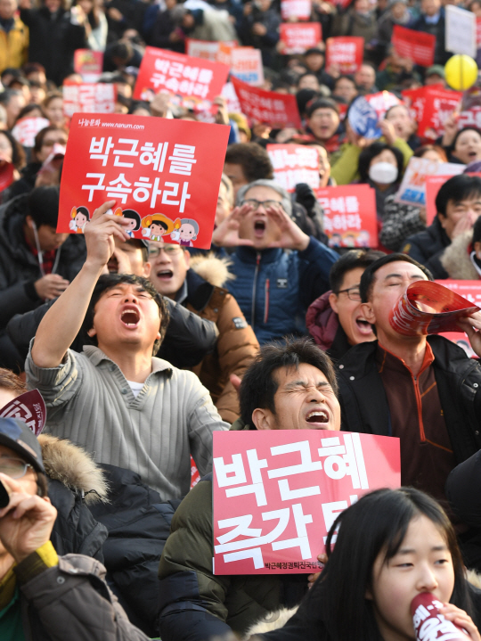 3일 오후 시민들이 청와대 바로 앞인 분수대까지 행진하며 박근혜 대통령 퇴진을 요구하고 있다./송은석기자songthomas@sedaily.com