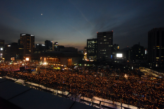최순실 게이트에 따른 박근혜 대통령 즉각 퇴진을 요구하는 6차 주말 촛불집회가 3일 오후 광화문 광장에서 열리고 있다./사진공동취재단