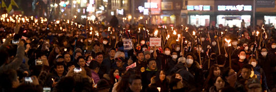 6차 촛불집회가 열린 3일 오후 횃불을 든 시민들이 서울 광화문 광장에서 청와대 방면으로 행진하고 있다./송은석기자songthomas@sedaily.com