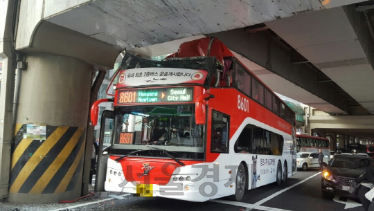 3일 오후 경기 김포에서 서울시청을 오가던 2층 버스가 당산역 고가 밑을 지나다 상단부를 고가에 부딪히는 사고를 냈다. /사진제공=버스 탑승객