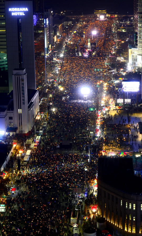 3일 오후 박근혜 대통령의 하야를 요구하는 제6차 민중총궐기 대회가 서울 광화문 일대에서 열리고 있다./사진공동취재단