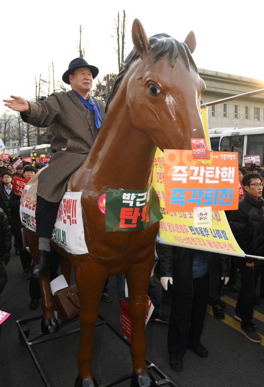 3일 오후 목마를 탄 한 시민이 청와대 바로 앞인 분수대까지 행진하며 박근혜 대통령 퇴진을 요구하고 있다./송은석기자songthomas@sedaily.com