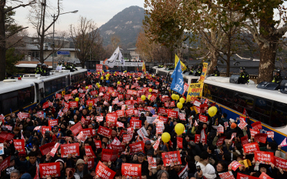 박근혜 대통령 퇴진을 요구하는 6차 촛불집회가 열린 3일 오후 시민들이 청와대 외벽 100m까지 행진을 하고 있다./송은석기자