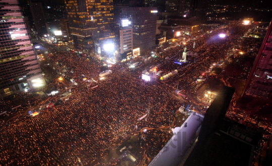 박근혜 대통령 즉각 퇴진을 요구하는 6차 주말 촛불집회가 3일 오후 광화문 광장에서 열리고 있다./사진공동취재단