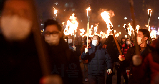 6차 촛불집회가 열린 3일 오후 횃불을 든 시민들이 서울 광화문 광장에서 청와대 방면으로 행진하고 있다./송은석기자songthomas@sedaily.com