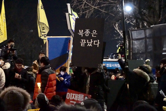 처음으로 청와대 100m 앞까지 행진한 시민들. / 강신우PD