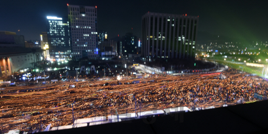 3일 저녁 서울 광화문광장에서 열린 박근혜 대통령 퇴진을 요구하는 6차 주말 촛불집회에 참가한 시민들이 촛불을 들고 청와대 방향으로 행진하고 있다./사진공동취재단