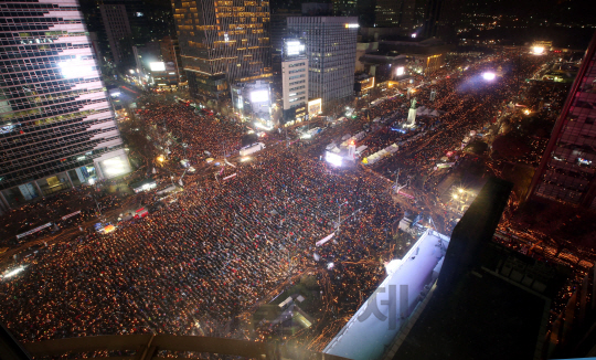 박근혜 대통령 즉각 퇴진을 요구하는 6차 주말 촛불집회가 3일 오후 광화문 광장에서 열리고 있다./사진공동취재단