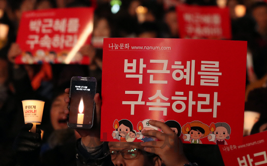 박근혜 대통령 퇴진 촉구 6차 촛불집회가 열린 3일 오후 서울 광화문광장에서 시민들이 촛불과 손 피켓을 들고 '박근혜 퇴진'을 외치고 있다./송은석기자songthomas@sedaily.com