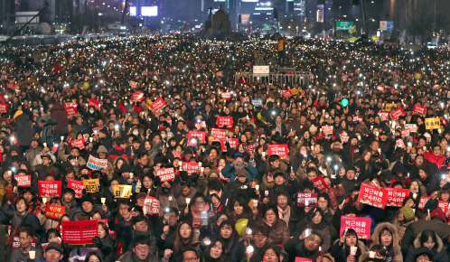 박근혜 대통령 퇴진 촉구 6차 촛불집회가 열린 3일 오후 서울 광화문광장에서 시민들이 촛불과 손 피켓을 들고 ‘박근혜 퇴진’을 외치고 있다. /송은석기자