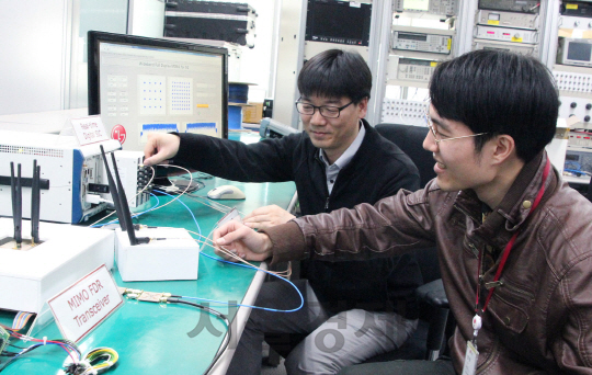 LG전자 연구원과 연세대학교 연구원이 최근 LG전자 서초 R&D 캠퍼스에서 80MHz 대역폭의 광대역 다중안테나(MIMO) 기반 ‘FDR(전 이중 통신)’ 통신기술을 시연하고 있다./사진제공=LG전자