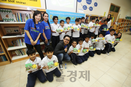 삼성엔지니어링의 사회공헌 활동인 ‘찾아가는 환경교실’을 마친 참가자들이 수업을 마친 후 기념촬영을 하고 있다./사진제공=삼성엔지니어링