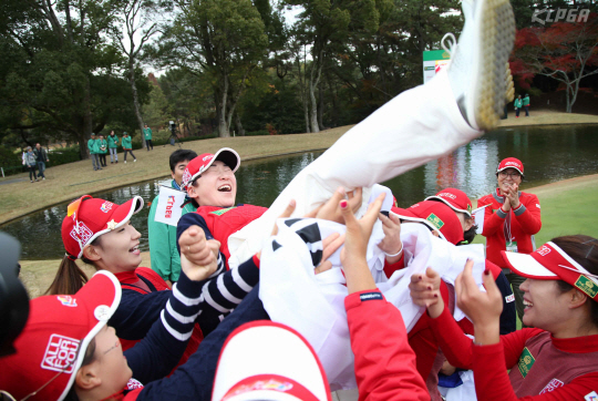 한국여자프로골프(KLPGA) 투어 대표팀 선수들이 4일 더퀸즈에서 우승한 뒤 주장 신지애를 헹가래치고 있다. /사진제공=KLPGA