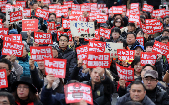 지난 3일 서울 여의도 새누리당사 앞에서 열린 집회에서 참석자들이 ‘새누리당 해체’와 ‘박근혜 대통령 퇴진’이 적힌 피켓을 들고 항의하고 있다.  /송은석기자