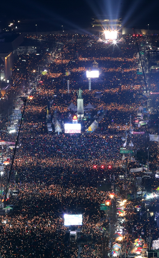 지난 3일 오후 서울 광화문광장에서 열린 박근혜 대통령 퇴진을 요구하는 6차 주말 촛불집회에 참가한 시민들이 촛불을 들고 거대한 파도를 연출하고 있다. /사진공동취재단