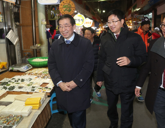 지난 2일 수원 전통시장 방문한 박원순 서울시장 / 연합뉴스