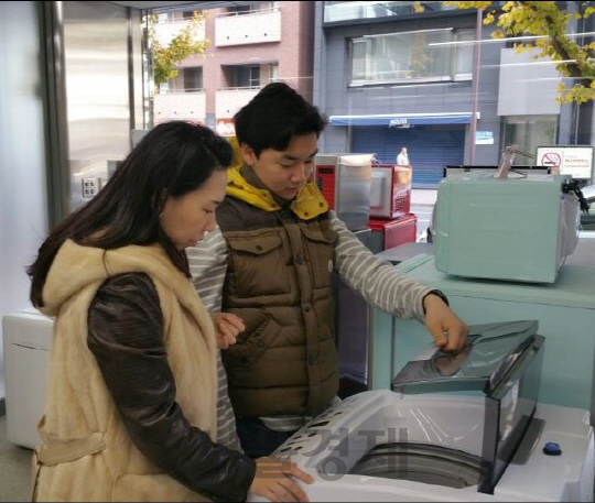 일본 수도 도쿄 아키하바라에 있는 동부대우전자 매장에서 고객들이 세탁기를 살펴보고 있다. 동부대우전자는 현지 주요 가전 유통업체인 ‘야마다전기 아웃렛’과 세탁기·냉장고 등 전 제품에 대한 입점 계약을 체결하고 본격적인 시장 공략에 나선다고 5일 밝혔다. /사진제공=동부대우전자