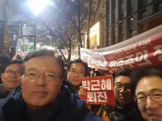 지난 4일 열린 촛불집회에 참석한 정의화 전 국회의장. /출처=정의화 전 국회의장 페이스북