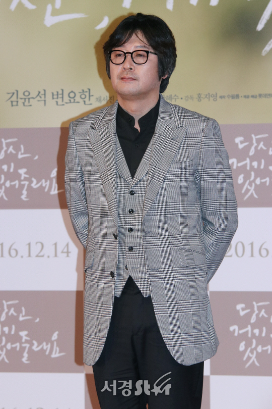 배우 김윤석이 영화 ‘당신, 거기 있어줄래요’ 언론시사회에 참석해 포토타임을 갖고 있다.