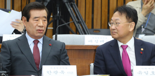 한광옥 대통령 비서실장(왼쪽)과 유일호 경제부총리 겸 기획재정부 장관이 5일 오전 국회에서 열린 ‘박근혜 정부의 최순실 등 민간인에 의한 국정농단 의혹 사건 진상 규명을 위한 국정조사 특별위원회’ 2차 기관보고에 증인으로 출석해 대화하고 있다./연합뉴스