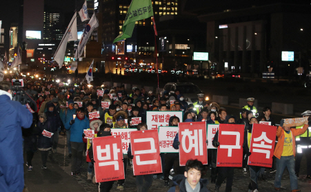 5일 오후 서울 광화문 광장에서 촛불집회를 마친 시민들이 청운·효자동 주민센터 방향으로 행진하고 있다. /연합뉴스