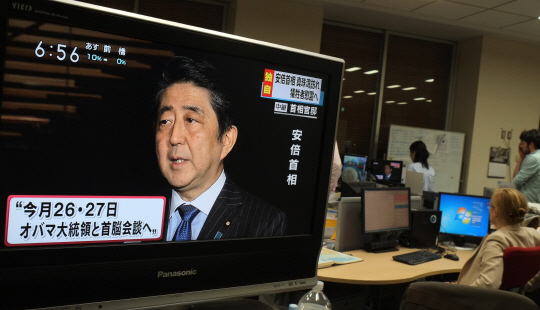 아베 신조 일본 총리가 5일 일본 도쿄 총리관저에서 기자들에게 진주만 방문 계획을 밝히고 있다. /도쿄=AFP연합뉴스