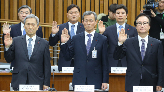 김관진 국가안보실장(앞줄 왼쪽부터), 이영석 대통령경호실 차장, 허원재 정무수석이 5일 오전 국회에서 열린 ‘박근혜 정부의 최순실 등 민간인에 의한 국정농단 의혹 사건 진상 규명을 위한 국정조사 특별위원회’ 2차 기관보고에서 증인 선서를 하고 있다./연합뉴스