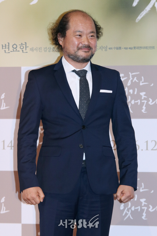 배우 김상호가 영화 ‘당신, 거기 있어줄래요’ 언론시사회에 참석해 포토타임을 갖고 있다.
