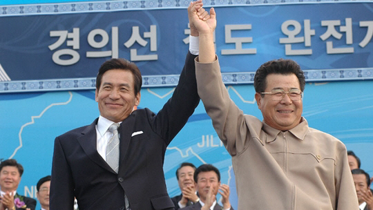 영화 ‘한반도’ 대한민국 대통령 안성기와 북한 주석 백일섭 / 사진제공 : CJ 엔터테인먼트