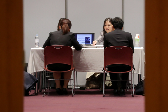 한 채용 박람회에서 채용 희망자들이 기업관계자와 얘기하고 있다. /연합뉴스