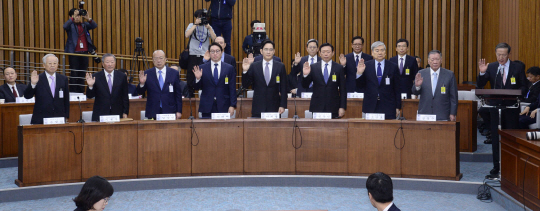 증인 선서하는 재계 총수들      (서울=연합뉴스) 황광모 기자 = 정몽구 현대자동차그룹 회장을 비롯한 재계 굴지의 총수들이 6일 오전 국회에서 열린 ‘박근혜 정부의 최순실 등 민간인에 의한 국정농단 의혹 사건 진상 규명을 위한 국정조사 특별위원회’에서 증인 선서를 하고 있다.       앞줄 오른쪽부터 정몽구 현대자동차그룹회장, 조양호 한진그룹회장, 신동빈 롯데그룹회장, 이재용 삼성전자 부회장, 최태원 SK대표이사, 김승연 한화그룹회장, 구본무 LG 대표이사, 손경식 CJ대표이사.