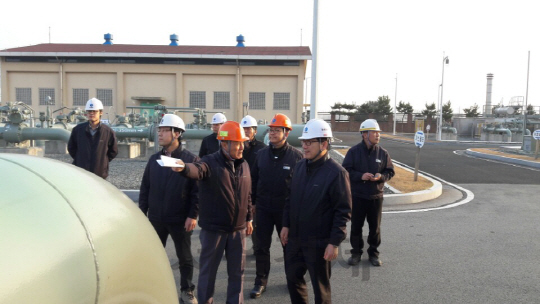 장진석(앞줄 오른쪽) 가스공사 공급본부장이 지난 5일 경북 외동관리소에서 불시 설비훈련을 점검하고 있다. / 사진제공=한국가스공사