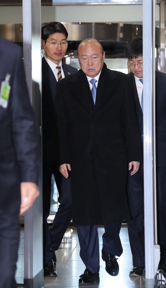 김승연 한화그룹 회장이 6일 오전 국회에서 열린 ‘박근혜 정부의 최순실 등 민간인에 의한 국정농단 의혹 사건 진상 규명을 위한 국정조사 특별위원회’에 출석하기 위해 국회에 도착했다.