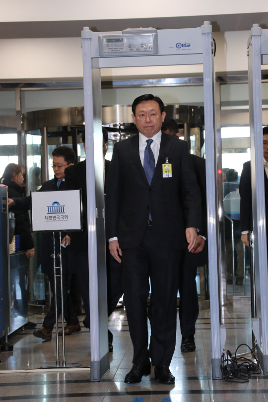 신동빈 롯데그룹 회장이 6일 오전 국회에서 열린 ‘박근혜 정부의 최순실 등 민간인에 의한 국정농단 의혹 사건 진상 규명을 위한 국정조사 특별위원회’에 출석하기 위해 국회에 도착했다.