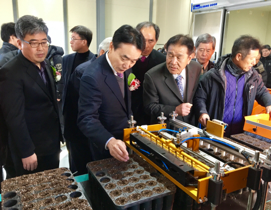 김용하(사진 왼쪽에서 두 번째) 산림청 차장이 자동 종자파종기를 직접 시연해보고 있다. 사진제공=산림청