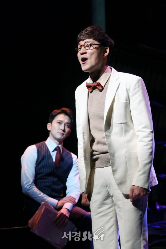 배우 강필석과 김종구가 6일 열린 뮤지컬 ‘스토리오브마이라이프’ 프레스콜에서 장면을 시연하고 있다.