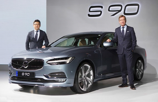 이윤모 볼보자동차코리아 대표(왼쪽)와 하칸 사무엘손 볼보자동차그룹 CEO가 S90과 함께 서 있다.
