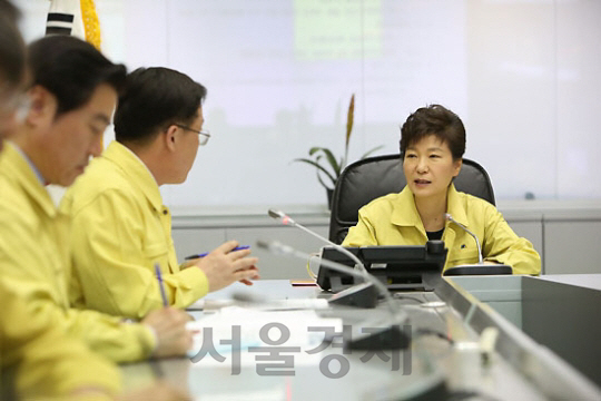 지난 2014년 4월16일 박근혜(오른쪽) 대통령이 중앙재난안전대책본부에서 세월호 구조 관련 회의를 주재하고 있다. /연합뉴스