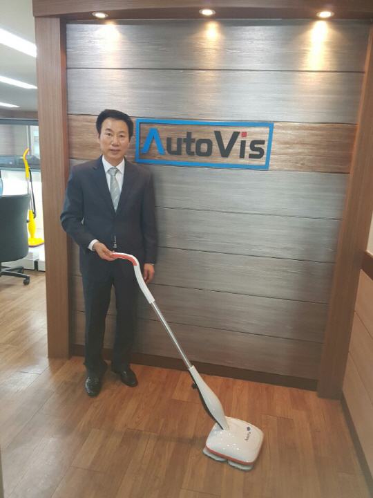 최태웅 경성오토비스 대표가 6일 서울 서초동 본사에서 자동 물걸레 청소기를 소개하고 있다. /한동훈기자