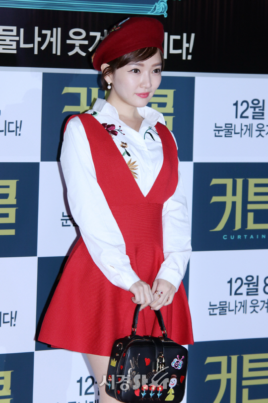 배우 민송아가 6일 열린 영화 ‘커튼콜’ VIP 시사회에 참석해 포토타임을 갖고 있다.